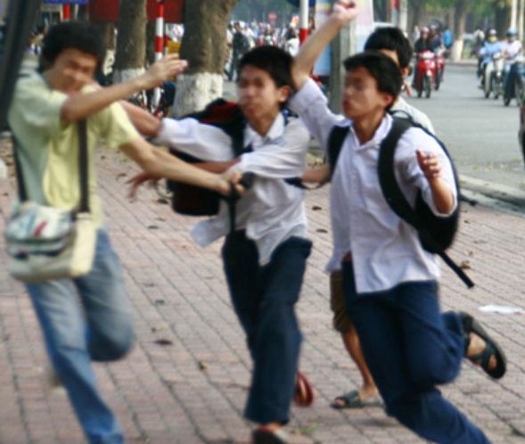  Phụ huynh cần làm gì để hạn chế bạo lực học đường?