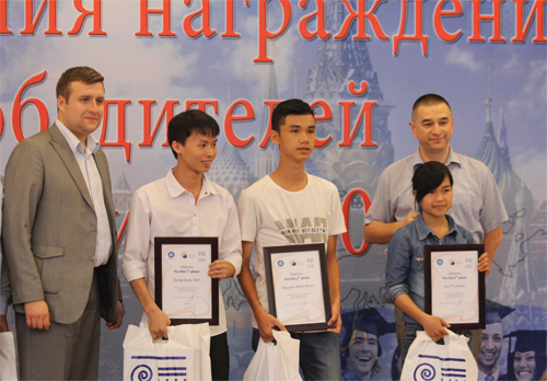 Ba học sinh Việt nhận học bổng du học Nga về hạt nhân