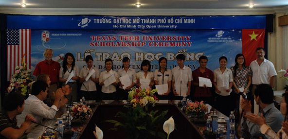 ĐH Mở TP.HCM trao học bổng cho sinh viên 6 tỉnh miền Trung